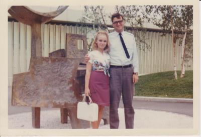 Un couple enlacé à Expo 67