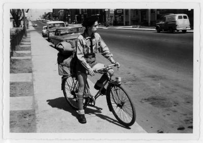 Jeune scout à vélo sur le boulevard Rosemont en 1965.