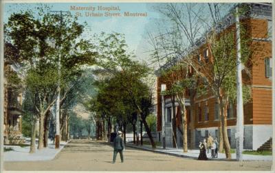Carte postale colorisée montrant une rue avec un homme au centre, bordée d’arbres et d’édifices.