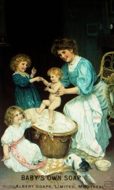 Publicité de Baby's Own Soap, montrant une mère donnant le bain à son bébé avec l'aide de ses deux petites filles.