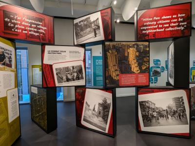 Photographie en couleur de l'exposition Milton Parc : plus d'un siècle d'engagement social dans le Kiosque du MEM