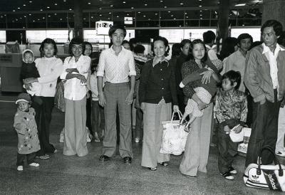 Une famille vietnamienne arrive à l’aéroport de Mirabel.