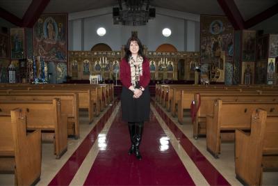 Barbara Hasiotis posant dans une église
