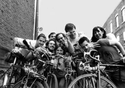 Membres du Monde à bicyclette dont, au centre, Claire Morissette et Robert Silverman