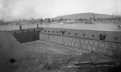 Photographie du fort de l'Île Sainte-Hélène. À l'arrière-plan, on distingue le port et la ville de Montréal.
