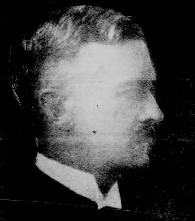 Photo noir et blanc floue qui montre le profil d’un homme d’âge moyen tirée d’un article d’une revue. 