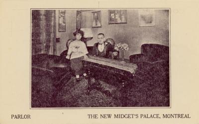 Carte postale montrant l'intérieur du parloir avec le comte et la comtesse