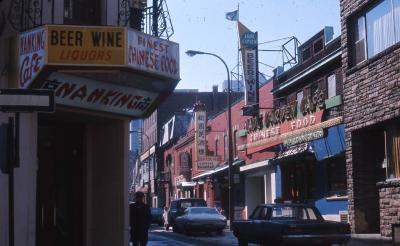 Cette photo du Quartier chinois a été prise le 25 mars 1968. Elle nous montre les deux langues prédominantes dans le quartier à cette époque, l’anglais et le cantonais. 