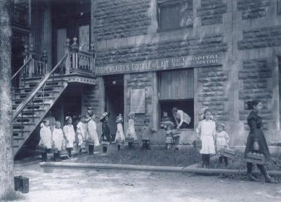 Dix enfants font la file devant le dispensaire Goutte de lait