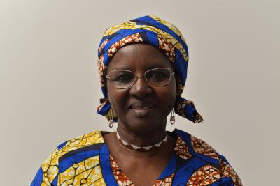 Gros plan sur une femme rwandaise portant un habit tradtionnel