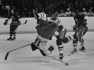 Le numéro 12 du Canadiens de Montréal, Yvan Cournoyer, faisant une descente en vol plané lors d’une partie contre les Islanders de New York le 25 janvier 1973.