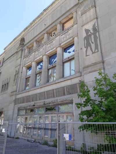 Façade de l’édifice Empress Theatre en 2018. Malgré les éléments architecturaux néoégyptiens visibles, le délabrement de l’édifice, en arrière d’une grille métallique de protection, est palpable.