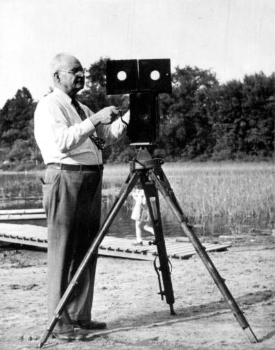 Ernest Ouimet avec une caméra