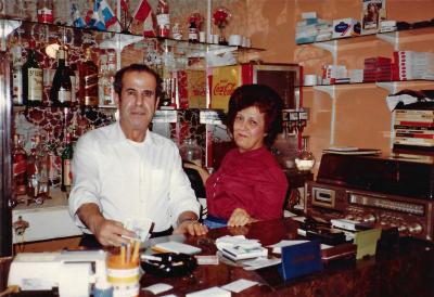 Un homme et une femme, derrière le comptoir d’un restaurant.