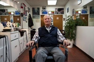George Glicakis dans son salon de barbier