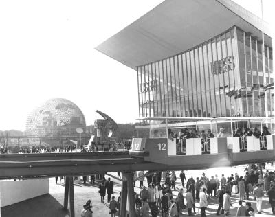 Le monorail devant les pavillons de l’Union Soviétique et des États-Unis