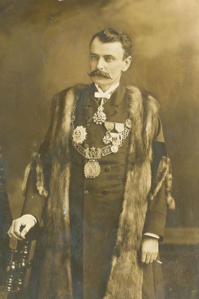 Le maire Honoré Beaugrand vers 1887 affublé de médailles et d’un costume d’apparat.