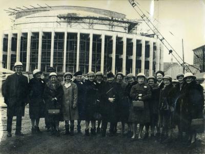 Groupe de femmes se tenant devant le chantier de construction de la Place des Arts.