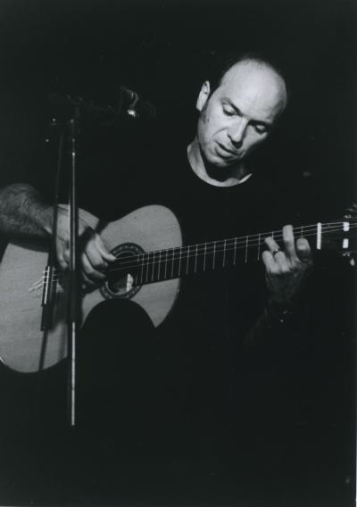 Michel Rivard chantant et jouant de la guitare