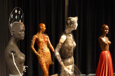 Quatre mannequins dans l’exposition Raconte-moi… Haïti et Montréal.