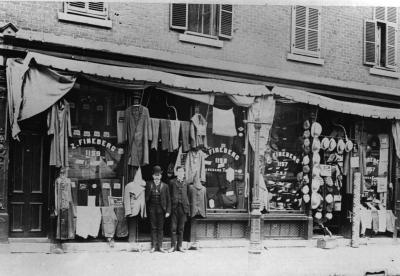 Le magasin Fineberg sur la rue Ontario. Deux hommes se tiennent debout devant l'entrée.