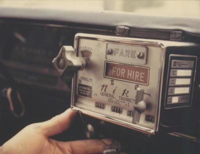 Photo couleur montrant un taximètre en gros plan dans un taxi.