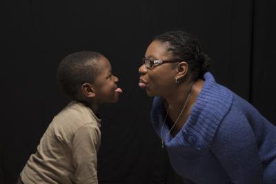 Une mère et son fils se tirent la langue joyeusement