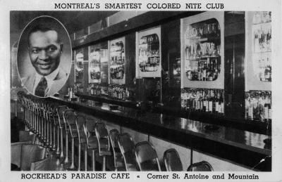 Une vue en noir et blanc de l’intérieur d’un bar. En haut à gauche, un portrait de Rufus Rockhead.