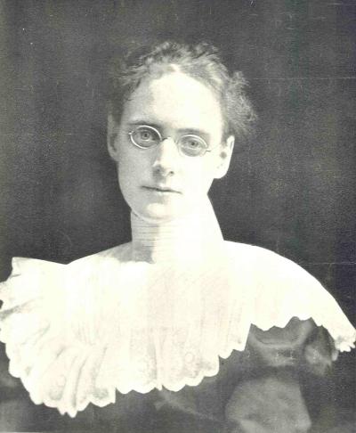Photo en plan poitrine d’une jeune femme au début du XXe siècle 