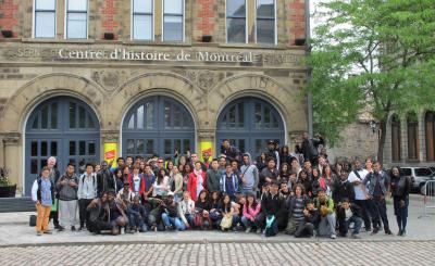 Des élèves de classes d’accueil posent devant le Centre d’histoire de Montréal le 25 mai 2015. 