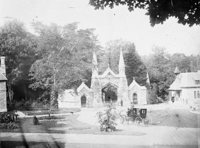 Photographie de l'entrée du cimetière Mont-Royal vers 1890.