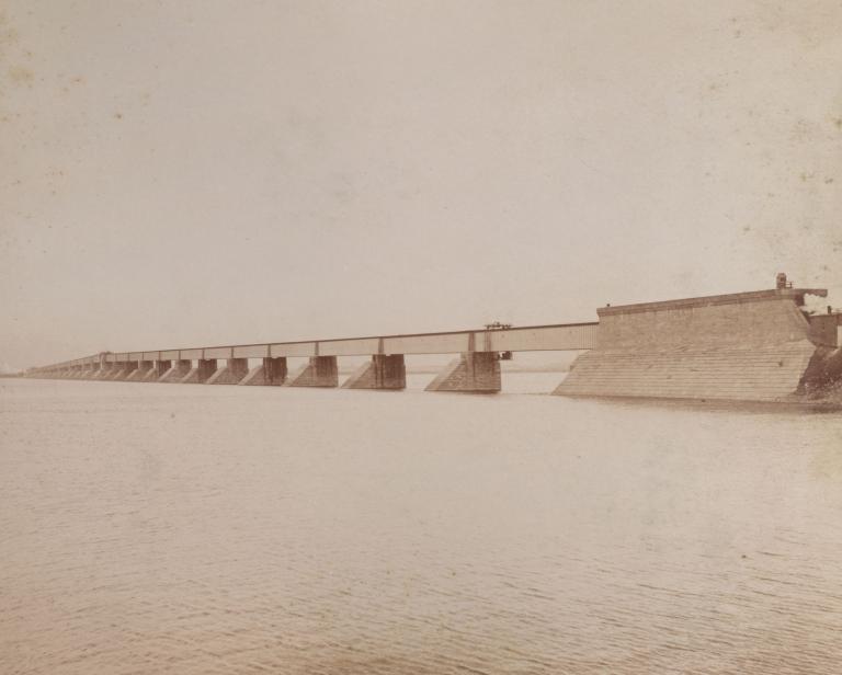 Photographie montrant le pont Victoria couvert en 1897