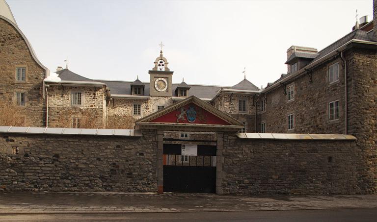 Photo de 2014 montrant le vieux séminaire de Saint-Sulpice sur la rue Notre-Dame