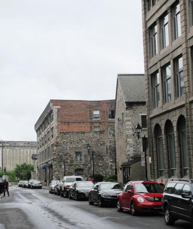 Vue sur la rue Saint-Pierre et l’ancien Hôpital général