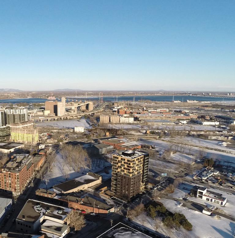 Vue aérienne récente du parc du Faubourg-Sainte-Anne, du canal de Lachine et du fleuve en arrière-plan