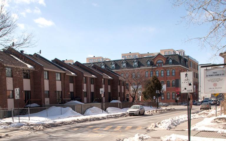 Photo récente d’une rangée de maisons