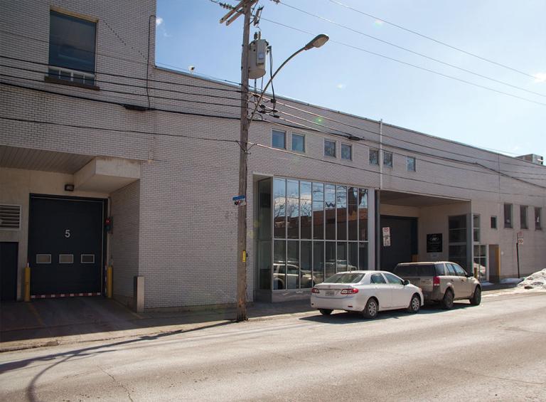 Bâtiment commercial sur la rue Barré