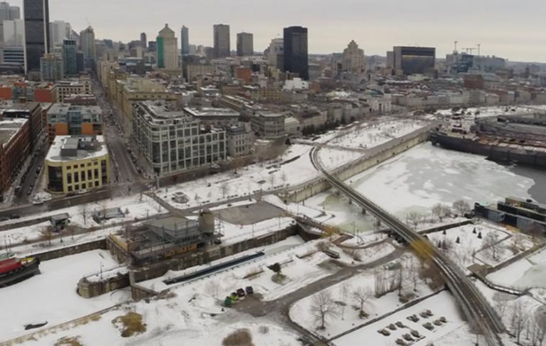 Vue aérienne montrant l’entrée du canal de Lachine et la partie ouest du Vieux-Montréal