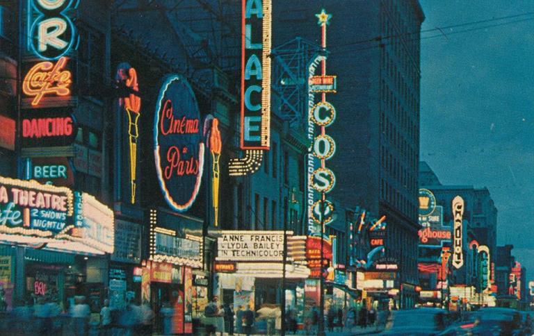 Vue de nuit des façade des magasins de la rue Sainte-Catherine avec les enseignes lumineuses 