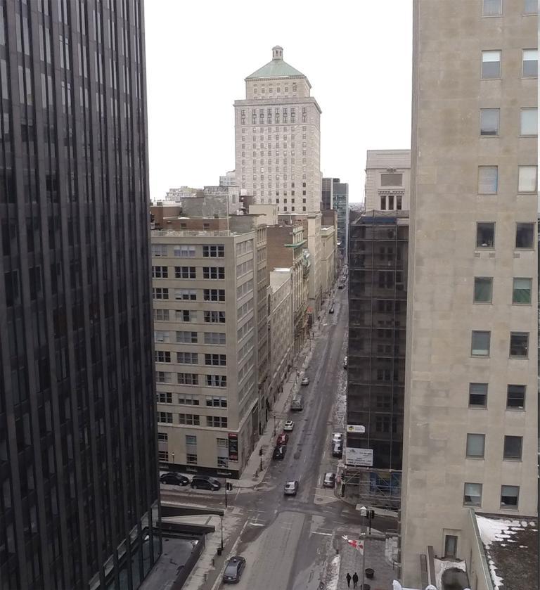 Vue aérienne de la rue Saint-Jacques depuis la Banque de Montréal en allant vers l’ouest