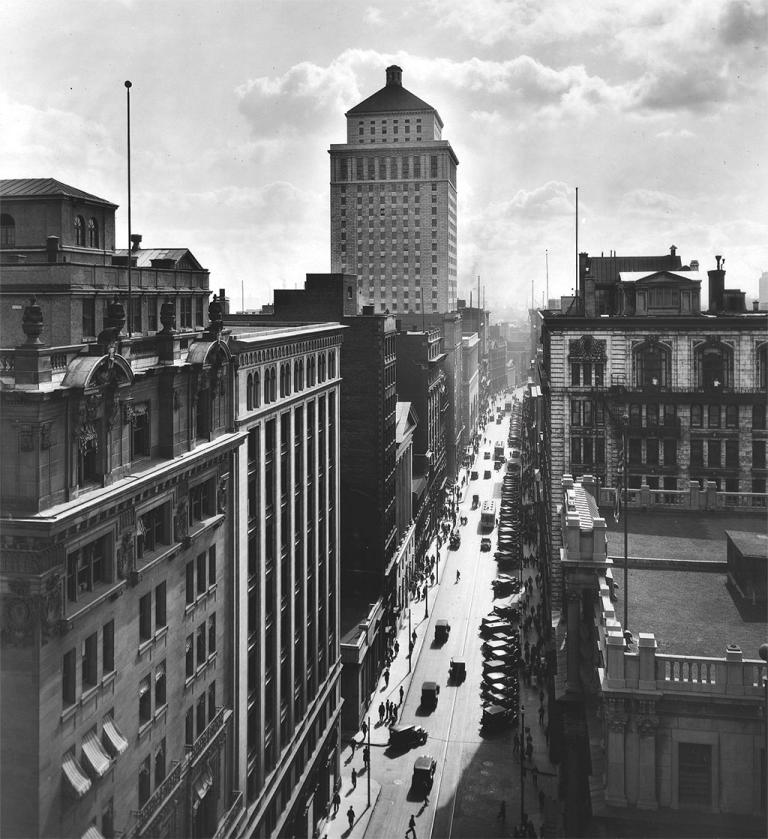 Vue de la rue Saint-Jacques depuis la Banque de Montréal en allant vers l’ouest