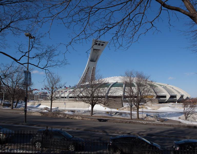 Photo du Stade vu de la rue Sherbrooke.