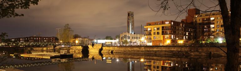 Le canal de Lachine de soir avec le marché Atwater en arrière-plan