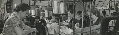 Femmes travaillant sur des machines à coudre industrielles