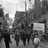 Le 2 septembre 1945, le défilé de la Victoire parade sur la rue De La Gauchetière Ouest dans le Chinatown. En avant-plan, un petit garçon porte une pancarte de l’association Chinese Free Mason. 