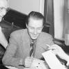 Les animateurs Jacques Normand et Roland Bayeur discutent avec le pianiste accompagnateur Billie Munroe dans un studio d'enregistrement de la station radio CKVL à Montréal.