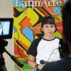 Un garçon latino-américain devant la caméra.