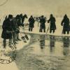 Hommes coupant la glace sur le fleuve glacé