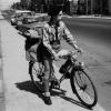 Jeune scout à vélo sur le boulevard Rosemont en 1965.