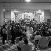Photo noir et blanc d’un rassemblement de femmes dans le gymnase d’une ancienne école.
